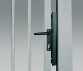 Zadlabávací zámek brány