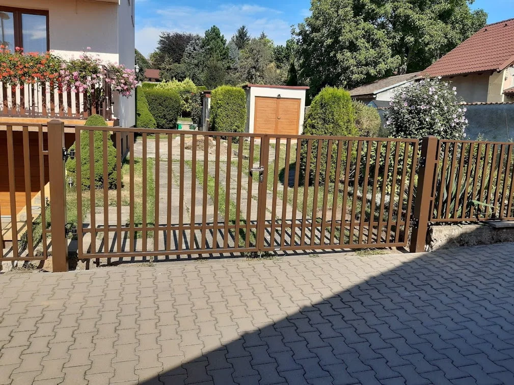 Dvoukřídlá vrata na zahradu