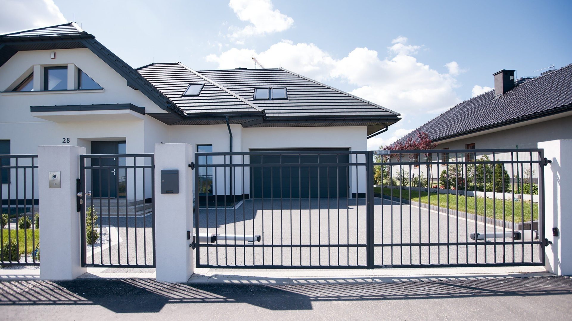 Kovaná křídlová brána