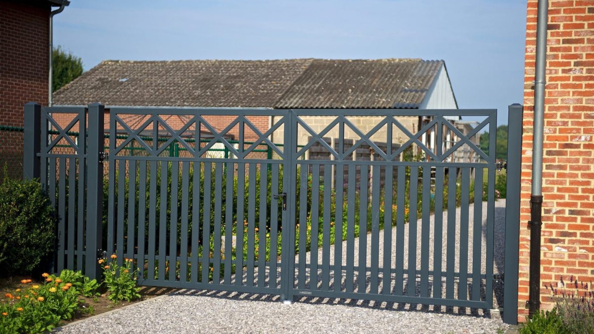 Moderní plot v anglickém stylu